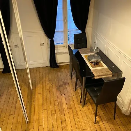 Appartement En Plein Coeur De Paris דירה